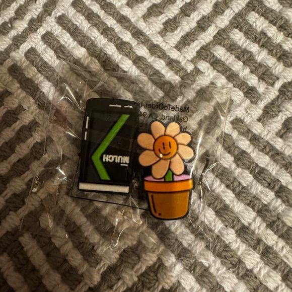 Flower and mulch jibbitz (4 total, 2 set , sealed) - Picture 4 of 5